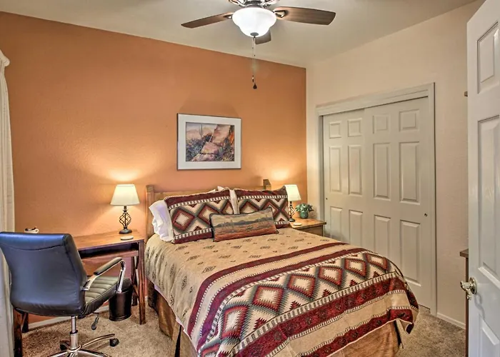 Holiday home Getaway W/ Patio, Bbq & Mountain Views!